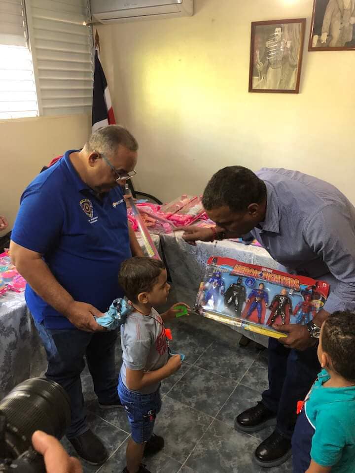 Entrega de juguetes a niños del Municipio