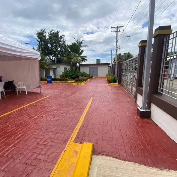 Remozamiento con pintura del parqueo y la acera frontal de la Junta Municipal Electoral.