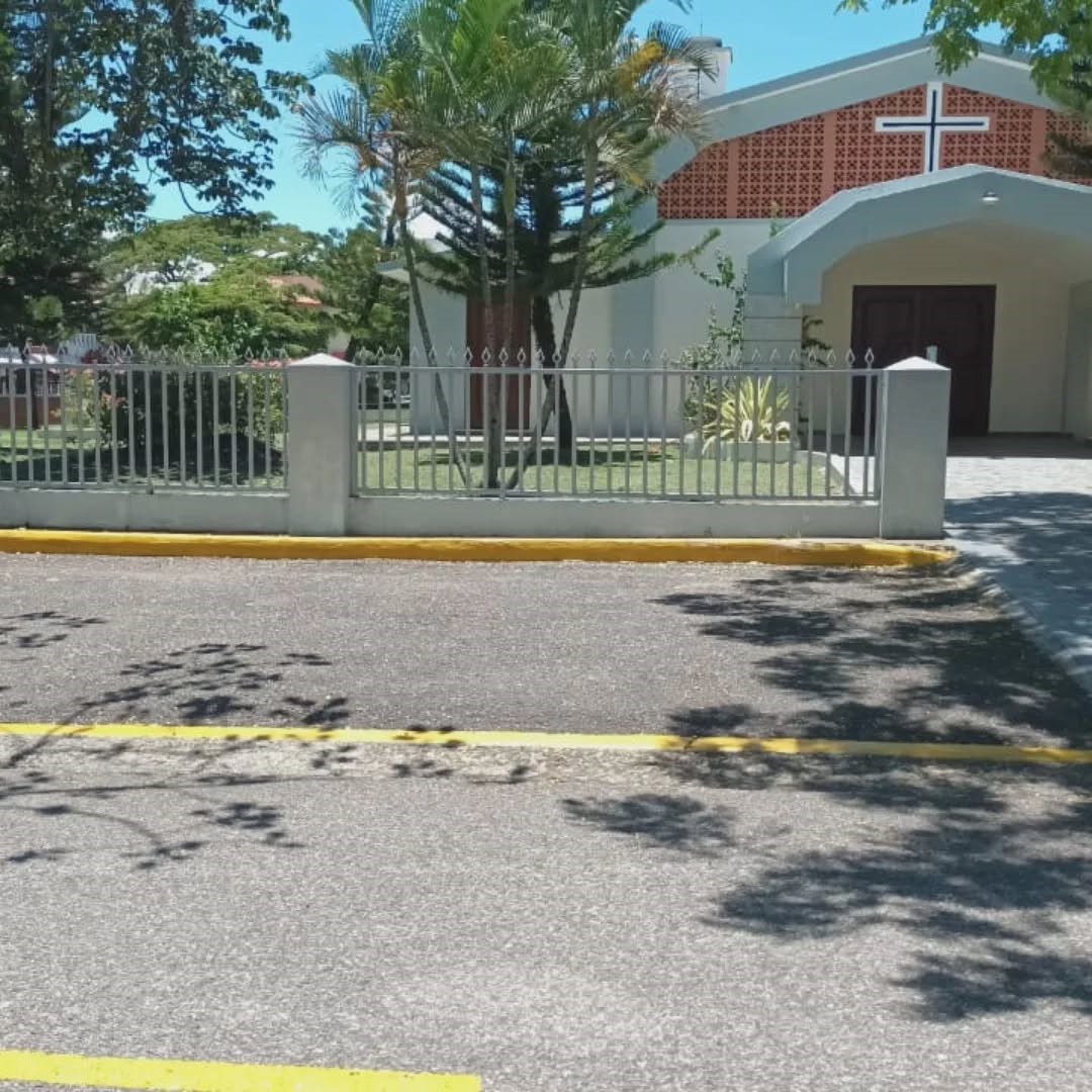 Mantenimiento, pintura, limpieza y señalización en todas las calles alrededor de la Parroquia Nuestra Señora del Carmen.